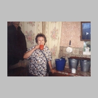 012-1017 Frau Christel Marstaller probiert das Eiserwager Wasser - 1996 .jpg